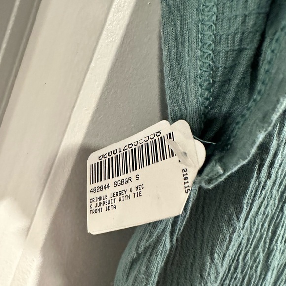 Cuddl Duds, Crinkle Jersey V -Neck Jumpsuit with Tie Front detail. - Picture 5 of 10